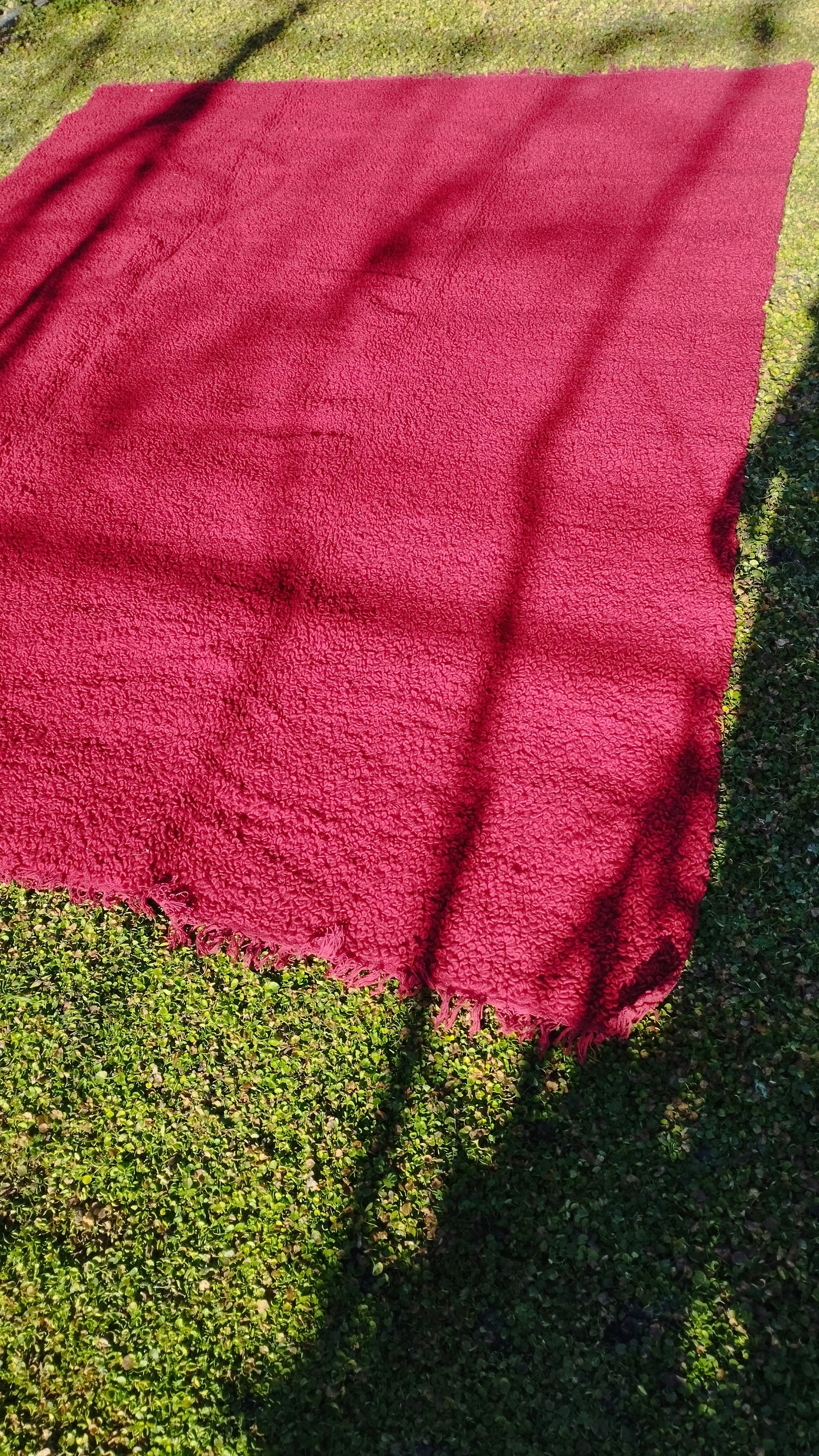 Retro Radiance: Embrace the 1980s with our Crimson Curved Wool Blanket