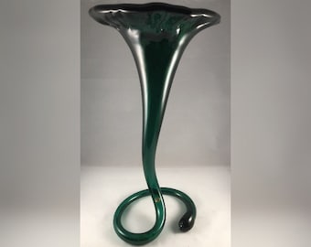 Vintage handgeblazen grote groene Trompete italiano Swirl vloer vaas. (150)