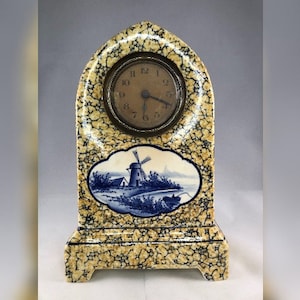 Vintage staande keramieken klok, delftsblauw. (046)