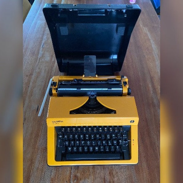 Vintage Gele Olympia Monica typemachine met koffer ‘70 (093)