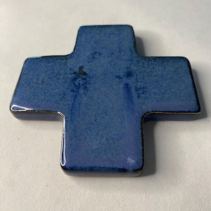 K&ouml;nnte beinhalten: Ein blaues Keramikkreuz mit leicht strukturierter Oberfl&auml;che.