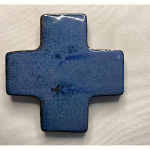 K&ouml;nnte beinhalten: Ein blaues Keramikkreuz mit leicht strukturierter Oberfl&auml;che.