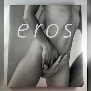 Op de afbeelding: Een zwart-wit fotoboekomslag met het woord "eros" in grote witte letters.