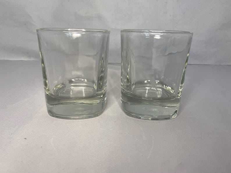 Puede incluir: Dos vasos transparentes de vidrio, perfectos para servir c&oacute;cteles o whisky. Los vasos est&aacute;n vac&iacute;os y tienen forma cuadrada.