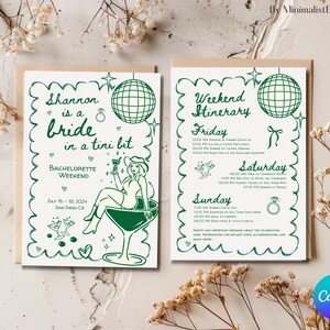 Puede incluir: Una invitación ilustrada verde y blanca para un fin de semana de despedida de soltera en San Diego, California. La invitación presenta a una novia en una copa de martini con una bola de discoteca y el texto "Shannon is a bride in a tini bit". La parte posterior de la invitación incluye un itinerario de fin de semana con actividades para el viernes, el sábado y el domingo.