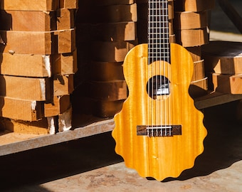 Guitarlele de caoba hecho a mano y personalizado