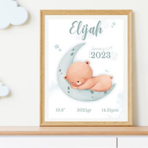 Modello digitale modificabile per la nascita di un orsetto sulla luna, foglio nascita con disegno di un orsetto modificabile con canva, annuncio bebè