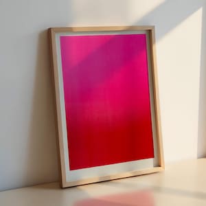 Peut inclure: Une impression d'art abstrait encadrée avec un dégradé de couleurs rose et rouge.