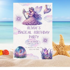 Può includere: Un invito stravagante per la Festa di Compleanno Magica di Olivia. Il design presenta una fata che suona l'arpa, con accenti viola e lavanda. Il testo include la data, l'ora e le informazioni di contatto. Lo sfondo è una scena di spiaggia con una stella marina e conchiglie.