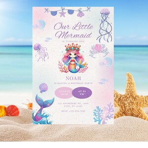 Może przedstawiać: Zaproszenie na przyjęcie urodzinowe z motywem syreny z tekstem "Our Little Mermaid is Turning One". Zaproszenie zawiera kolorową ilustrację syreny, meduzy i muszle. Zaproszenie zawiera imię "Noah", datę, godzinę i adres.