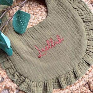 パーソナライズされた手刺繍の名前入りモスリンベビーフリルビブ、刺繍入りベビーギフト、カスタマイズされたビブ、よだれよだれかけ、よだれよだれかけ、フリルよだれかけ