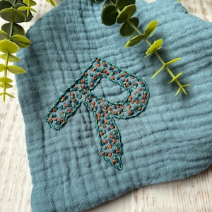 パーソナライズされた手刺繍のモノグラムモスリンベビーバンダナビブ、刺繍入りベビーギフト、カスタマイズされたベビー用ビブ、よだれよだれかけ、よだれよだれかけ