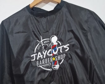 Salonkleid mit individuellem Logo: Wasserdichtes Barbershop-Cape mit Stickerei