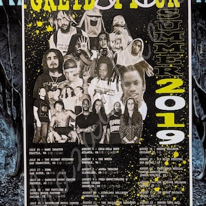 Pode incluir: Um cartaz de concerto para a Greyday Tour 2019, apresentando uma colagem de membros da banda e datas da turnê. O cartaz tem um fundo preto com texto e gráficos amarelos. A turnê inclui datas nas principais cidades.