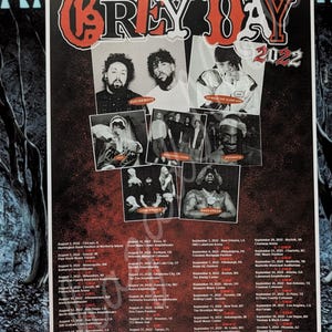 Op de afbeelding: Een concertposter voor de Grey Day 2022 tour, met meerdere artiesten. De poster heeft een zwarte achtergrond met rode en witte tekst en bevat foto's van de artiesten. Tourdata staan vermeld.