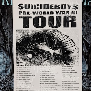 Op de afbeelding: Een zwart-wit poster voor de Suicideboys Pre-World War III Tour. De bandnaam en de titel van de tour staan bovenaan. Een abstracte oogafbeelding staat in het midden, met een lijst van tourdata en locaties onderaan.