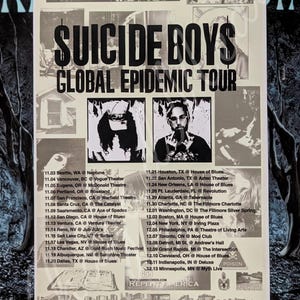 Pode incluir: Um cartaz de concerto para a "Suicide Boys Global Epidemic Tour" com imagens a preto e branco e uma lista de datas e locais da digressão nos Estados Unidos e Canadá. O nome da banda está em negrito.
