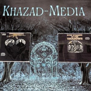 Puede incluir: Dos CD de música titulados "Khazad-Media" con "Stop Staring at the Shadows" en la caja de la derecha. La caja de la izquierda presenta un gráfico de rifle dorado y dos retratos circulares. La caja de la derecha muestra una ilustración oscura y una lista de canciones.