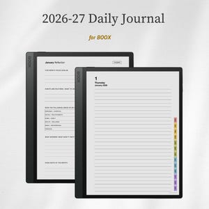 Può includere: Un diario digitale 2026-27 per BOOX visualizzato su due tablet neri. Gli schermi mostrano una pagina di riflessione di gennaio con sezioni per gli obiettivi e una pagina giornaliera a righe con una barra laterale colorata.