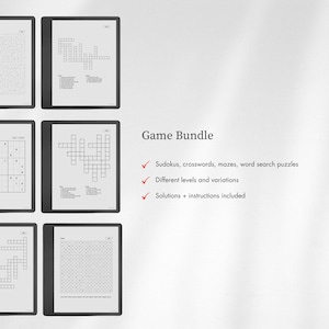 Pu&ograve; includere: Un pacchetto di giochi digitali con sei schermi di tablet che mostrano vari puzzle, inclusi labirinti, sudoku e cruciverba. Il testo recita: Game Bundle, Sudokus, crosswords, mazes, word search puzzles, Different levels and variations, Solutions + instructions included.
