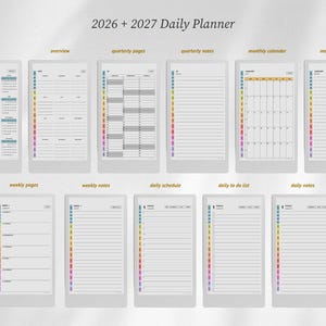 Puede incluir: Un planificador diario 2026 + 2027 con once plantillas de p&aacute;gina distintas que incluyen calendario, resumen, p&aacute;ginas trimestrales, notas trimestrales, calendario mensual, notas mensuales, p&aacute;ginas semanales, notas semanales, horario diario, lista de tareas y notas diarias con un &iacute;ndice lateral de colores.