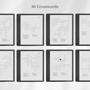 Pu&ograve; includere: Un display digitale che mostra 80 Crosswords con otto schermi di tablet distinti, ognuno con una griglia di cruciverba unica, indizi numerati per orizzontale e verticale e un bordo nero che circonda le pagine bianche.
