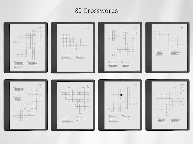 Pu&ograve; includere: Un display digitale che mostra 80 Crosswords con otto schermi di tablet distinti, ognuno con una griglia di cruciverba unica, indizi numerati per orizzontale e verticale e un bordo nero che circonda le pagine bianche.