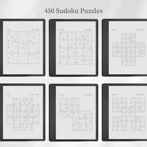 Pu&ograve; includere: Una collezione di sei schermi digitali che mostrano vari puzzle di Sudoku, con il testo 450 Sudoku Puzzles centrato in alto. Ogni schermo presenta una cornice nera e uno sfondo bianco con linee della griglia nere e cifre numeriche.