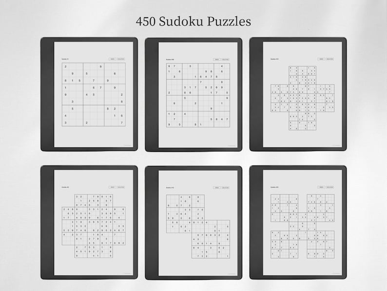 Pu&ograve; includere: Una collezione di sei schermi digitali che mostrano vari puzzle di Sudoku, con il testo 450 Sudoku Puzzles centrato in alto. Ogni schermo presenta una cornice nera e uno sfondo bianco con linee della griglia nere e cifre numeriche.