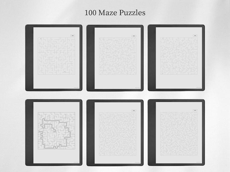 Pu&ograve; includere: Una collezione di 100 Maze Puzzles visualizzata su sei schermi di tablet digitali. Ogni schermo presenta un labirinto quadrato con linee nere su sfondo bianco, uno dei quali mostra un percorso tracciato in nero.