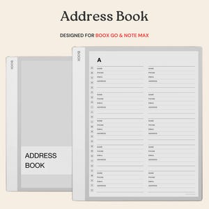 Puede incluir: Una taza de cerámica blanca con asa negra y el texto "But First, Coffee" en negrita negra. La taza se encuentra sobre un fondo borroso, sugiriendo un ambiente acogedor.