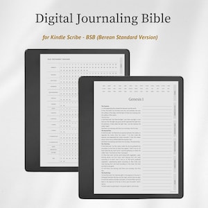 Può includere: Una Bibbia digitale per il journaling su Kindle Scribe, versione standard di Berean. Due e-reader neri mostrano pagine con testo e un tracker dell'Antico Testamento. Lo schermo mostra Genesi 1 con sezioni a righe per appunti e schede.