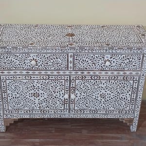 Aparador con incrustaciones de madera de teca / Buffet de 2 cajones y 2 puertas / Mueble de almacenamiento artesanal / Armario con diseño de enredadera / Muebles personalizados