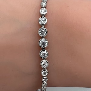 Brazalete de diamantes graduados en oro blanco de 14 k con 39 diamantes naturales de talla completa - Cadena pull-up