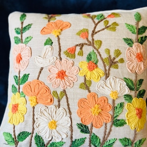 Funda de cojín floral bordada a mano, vibrante diseño floral 3D para decoración del hogar, cojín decorativo bohemio, regalo de inauguración de la casa.