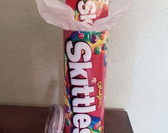 Skittles-beker en snoeppakket