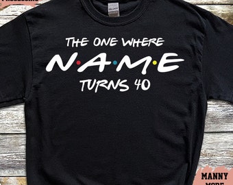 Personalisiertes Geburtstagsshirt, 40. Geburtstags-T-Shirt, The One Where Name Turns 40 T-Shirt, personalisiertes Namens-T-Shirt, Damen-Geburtstagsgeschenk, Geschenk für Sie, 103