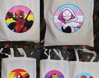 Bolsas de tela con diseños de superhéroes, orgullo LGBT y arte queer.