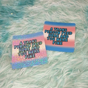 ¡Una persona trans orinó aquí y no te pasó nada! - Pegatinas holográficas grandes/mate - Bandera del orgullo LGBTQ+, derechos de las personas transgénero