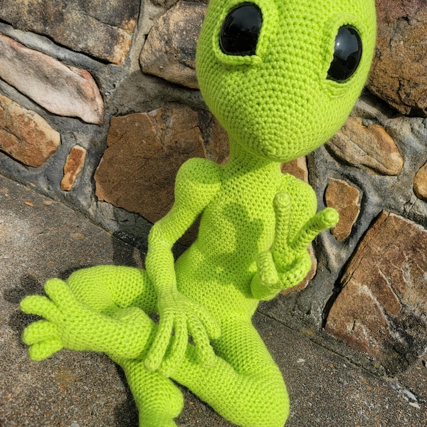 Alien au crochet - MADE TO ORDER - Alien entièrement câblé et articulé - peluche extraterrestre personnalisée - cadeau - décoration