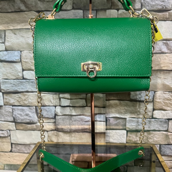 Women's bag. Green color with black velvet interior, genuine leather. Made in Italy