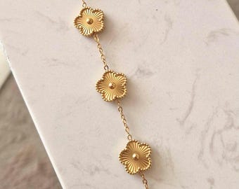 Gold cloverleaf bracelet “Blooming Love” – lucky bracelet made of stainless steel gold, elegant lucky charm for women with flower design, adjustable