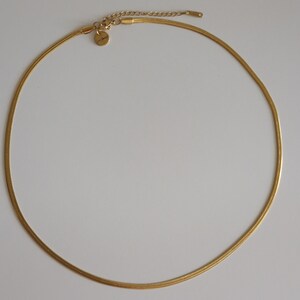 Sleek Kette Heringbone chain Elegante minimalischtische Schlangenkette Edelstahl gold 3mm zeitlos luxeriöse Halskette Bild 9