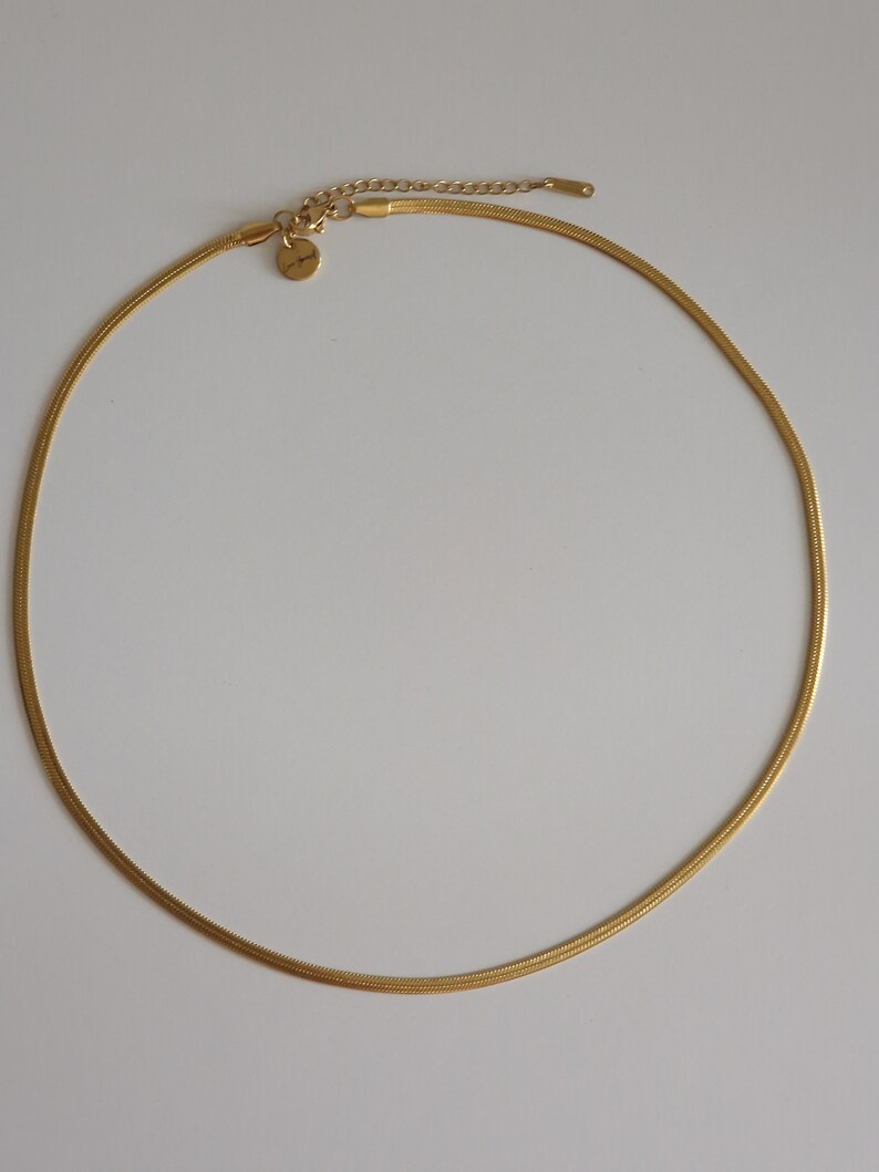 Sleek Kette Heringbone chain Elegante minimalischtische Schlangenkette Edelstahl gold 3mm zeitlos luxeriöse Halskette Bild 9