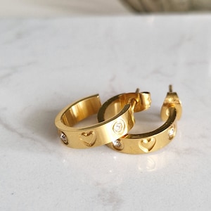 Kleine vergoldete Love Creolen mit Herz und Zirkonia-Steinen aus Edelstahl in gold, silber, rosè | luxuriöse Ohrringe