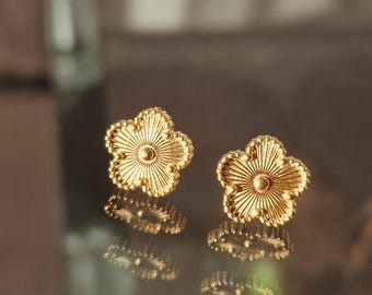 Flower earrings "Blooming Love" made of stainless steel in gold – elegant pieces of jewelry, inspired by self-love & inner beauty.