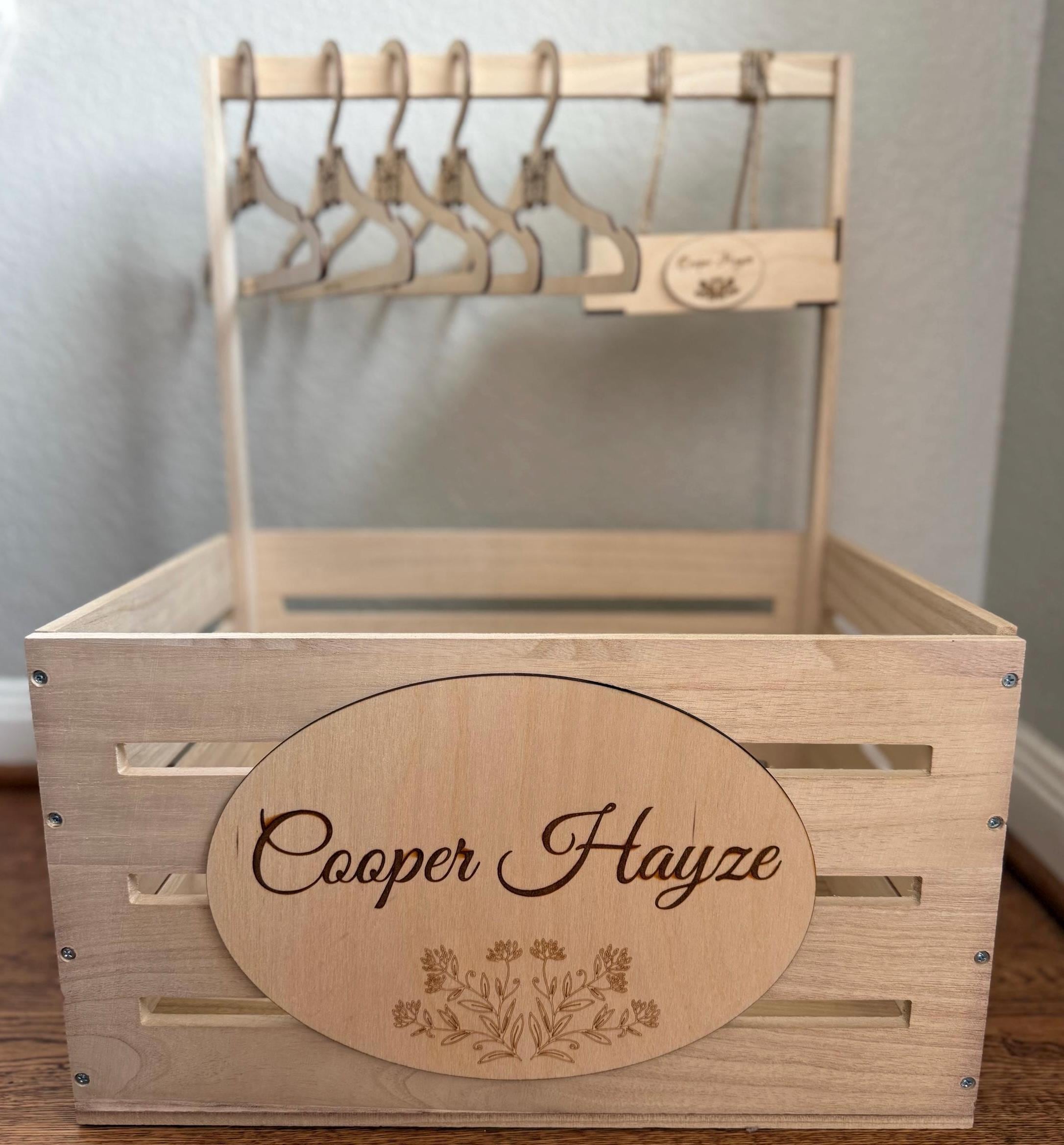 Houten baby cadeau mand met handvat, babyshower cadeau met 10