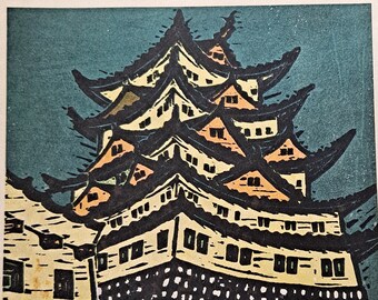 Könnte beinhalten: Ein Schwarz-Weiß-Holzschnitt eines japanischen Schlosses vor einem blaugrünen Hintergrund. Das Schloss ist mehrstöckig und hat eine Reihe von weißen und orangefarbenen Dächern. Das Schloss ist von einer Steinmauer umgeben.
