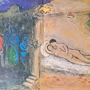 Può includere: Un dipinto che rappresenta una scena di una coppia che si abbraccia in un letto, con una folla di persone sullo sfondo. Il dipinto è realizzato in uno stile colorato con sfumature di blu, verde, rosso e giallo.