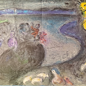 以下が含まれることがあります： 聖書の一場面を描いたカラフルな絵画。右側にひげを生やした黄色い人物が立っており、左側に様々な色のグループの人々が集まっている。シーンは、濃い青色の背景に薄い青色の空が映し出されている。